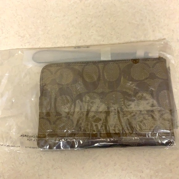 ⭐️NWT⭐️ Coach Corner Zip Wristlet Signature canvas - Picture 3 of 7